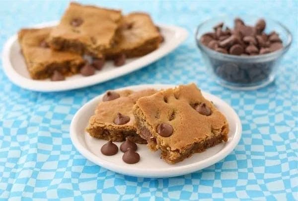 Peanut Butter Chocolate Chip Blondies