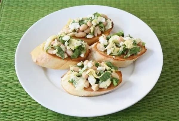 Spinach Artichoke White Bean Crostini